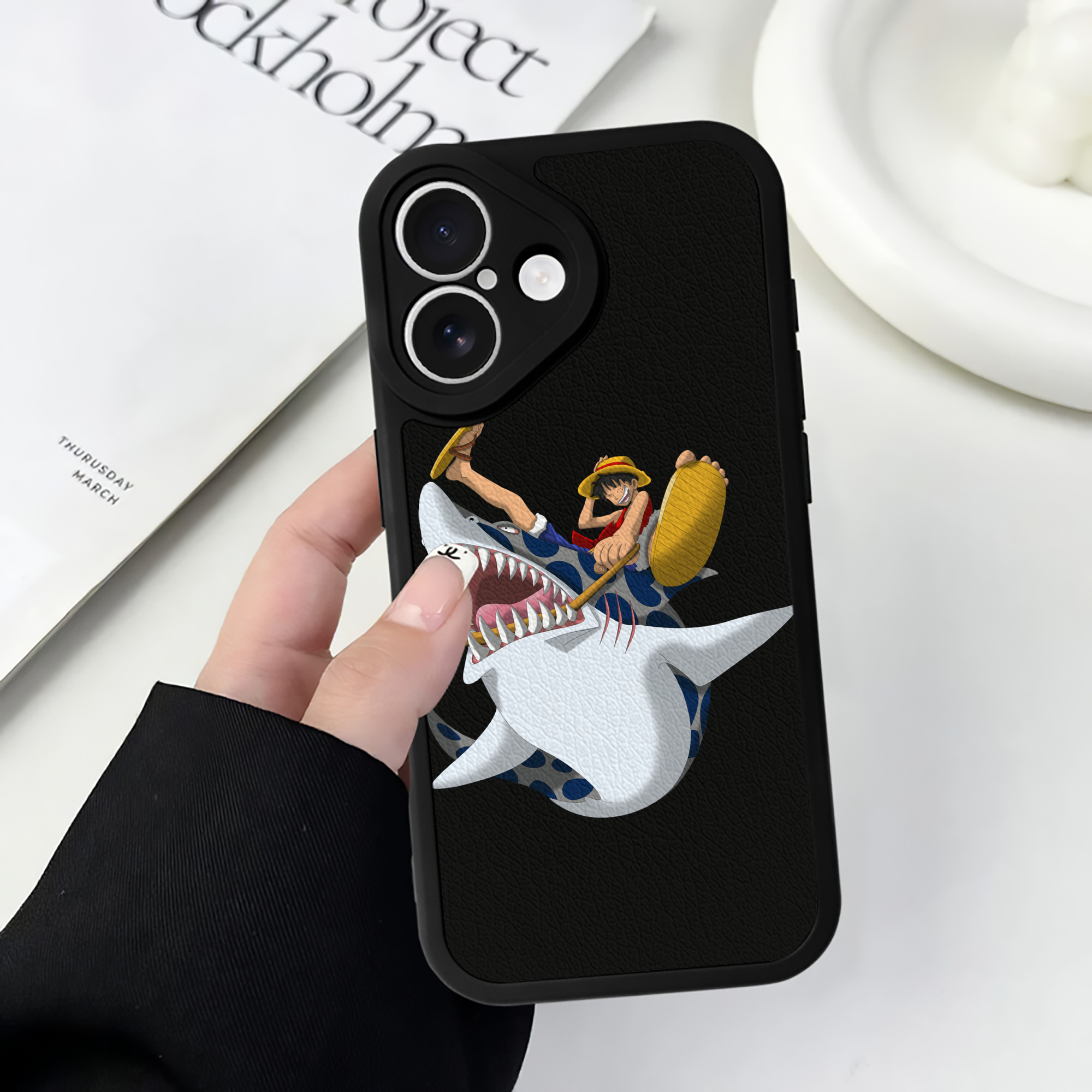 （画像用） ワンピース モンキー・D・ルフィ ONE PIECE Monkey D. Luffy 【iPhone 16シリーズ対応】シリコンスマホケース（レザー調） 材質：シリコン